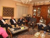 قيادات صحفية تحتفل مع عائلة شيخ الصحفيين بعيد ميلاده الـ 100.. صور