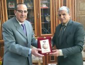 محافظ شمال سيناء يكرم رئيس مدينة الحسنة لبلوغه السن القانوني للمعاش