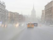 1 تحت الصفر.. المواطنون فى روسيا يتحدون تراكم الثلوج وتساقط الأمطار