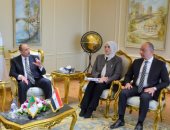 وزير الطيران يبحث مع السفير الجزائرى تعزيز سبل التعاون المشترك   