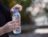 كيف يؤثر شرب الماء فى زجاجات بلاستيك على صحتك.. وما البدائل؟