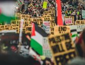 مئات المتظاهرين المؤيدين لفلسطين ينظمون احتجاجات بمتحف الفن الحديث بأمريكا