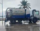 انتشار سيارات ومعدات شفط المياه بالإسكندرية تحسبا لسقوط أمطار.. صور