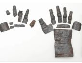 العثور على قفاز حديدي و50 قطعة أثرية معدنية من العصور الوسطى في سويسرا
