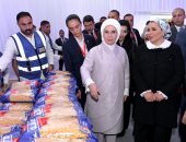 السيدتان انتصار السيسى وأمينة أردوغان تزوران غرفة عمليات "حياة كريمة".. صور