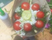 محمد صمم بوكيهات ورد بالبصل والطماطم فى عيد الحب .. هدايا عملية للأزواج 