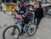 على دراجة هوائية.. فلسطينى بساق واحدة يوثق جرائم إسرائيل بغزة