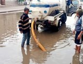 القابضة لمياه الشرب تشن حملات مكثفة لرفع تراكمات مياه الأمطار بشوارع دمياط
