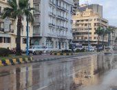 أمطار غزيرة وتعطل الدراسة.. نوة الشمس الصغرى تضرب الإسكندرية.. فيديو
