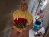 حب من قلب الحرب.. فلسطيني يهدي زوجته باقة زهور في أحد المخيمات