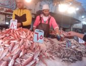 إقبال كثيف على شراء الأسماك بأسواق دمياط.. فيديو وصور