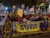 آلاف الإسرائيليين يغلقون شارع وزارة الدفاع للمطالبة بإنهاء الحرب.. فيديو