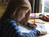 5 حلول لمنع تكاسل الأبناء وعصبية الآباء عند كتابة الواجبات المنزلية 