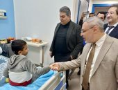 رئيس جامعة طنطا يزور مصابى غزة فى المستشفيات الجامعية