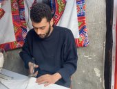 أحمد ربيع يُخلد القصص الشعبية بصناعة الخيامية.. وورث المهنة عن أجداده "فيديو"