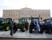 احتجاجا على السياسات الزراعية.. وقفات بالجرارات تغلق الشوارع فى اليونان