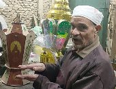40 عاما فى تصنيع الفانوس.. عم "مصطفى" أقدم صانع بأسيوط
