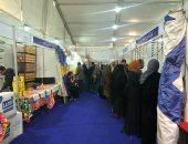 إقبال على معرض أهلا رمضان فى البدرشين بالجيزة.. السكر بـ27 جنيها والأرز بـ30 واللحم البلدى بـ320 والبلح يبدأ سعره من 35.. وتخفيضات على مختلف السلع الأساسية تصل لـ25%.. والمعرض يستقبل المواطنين يوميا من 10 صباحا