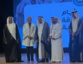 حاكم الشارقة يكرم عبد الله راشد وفخرية خميس خلال حفل افتتاح الدورة الـ 33 