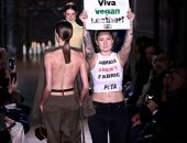 نشطاء حقوق الحيوان يقتحمون عرض أزياء لفيكتوريا بيكهام فى أسبوع موضة باريس