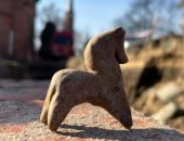 لعبة حصان عمرها 800 عام بين مجموعة من القطع الأثرية المكتشفة فى بولندا