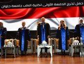 جامعة حلوان تحتفل بتخرج أول دفعة من كلية الطب.. صور