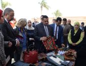 وزير التنمية المحلية ومحافظ الفيوم يتفقدان معرض "أيادى مصر" للحرف اليدوية والتراثية