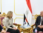 محافظ قنا يستقبل سفيرة النرويج بالقاهرة لبحث التعاون فى مجال الطاقة النظيفة