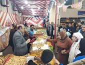 مواطنون يشيدون بأسعار معرض أهلا رمضان خلال لقاء رئيس الغرفة التجارية بورسعيد