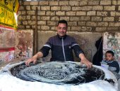 على الأصل دور.. حمدى وأبناؤه يصنعون الكنافة البلدى فى قرية منشأة دهشور بالجيزة