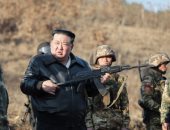 زعيم كوريا الشمالية يتفقد قاعدة تدريب عسكرية بـ "بندقية"