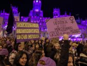 إسبانيا تتحول للون الأوروجوانى.. مظاهرات للنساء فى اليوم العالمى للمرأة.. صور