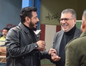 مصطفى شعبان وأبطال مسلسل المعلم مع عمرو الليثى فى واحد من الناس غدا
