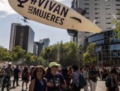 نساء المكسيك يبدأن المظاهرات باليوم العالمى للمرأة للمطالبة بحقوقهن.. فيديو 