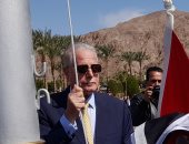 محافظ جنوب سيناء يرفع العلم المصري على طابا في الذكرى 35