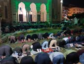 شهر الرحمة.. المئات يؤدون صلاة التراويح بمسجد ناصر فى بنها.. فيديو وصور