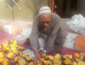 يخدم الصائمين من 55 عاما.. عم فاروق يقدم وجبات داخل مسجد عبد الرحيم القناوى 