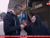 سيدة عجوز تدعو لفلسطين.. و"واحد من الناس" يهديها 5 آلاف جنيه جبرا لخاطرها