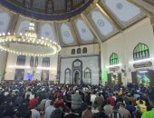 القرآن بصوت طيب والمصلون بالمئات في مسجد الحسين ببورسعيد.. فيديو وصور 