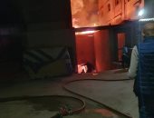 الدفع بـ 8 سيارات إطفاء لإخماد حريق داخل مصنع أثاث وموبيليا فى 15 مايو.. صور