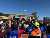 متطوعو التحالف الوطنى ينظمون وقفة مع الشعب الفلسطينى أمام معبر رفح