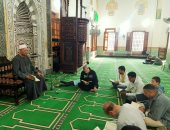 شاهد مقرأة للقرآن الكريم داخل مسجد عمر بن عبد العزيز بمدينة بنى سويف