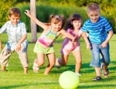 ما الفوائد الصحية للعب الأطفال في الهواء الطلق؟