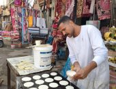 القطايف البلدى بالكوز.. كلمة السر في فرحة شهر رمضان بشوارع الأقصر.. صور