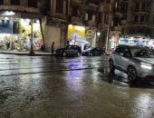 أمطار ليلية تضرب الإسكندرية وانخفاض الحرارة بالتزامن مع نوة الشمس.. فيديو
