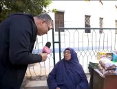 عمرو الليثى يجبر بخاطر سيدة تبيع بلح بالشارع ويهديها مبلغا ماليا.. فيديو