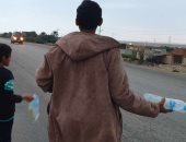شباب من شمال سيناء ينتشرون على الطرق لمناولة المسافرين إفطارهم.. صور