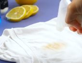 دليلك لإزالة البقع الصفراء من الملابس البيضاء بالليمون والملح والخل