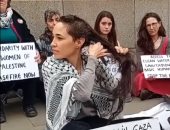 تضامنا مع نساء غزة.. بريطانيات يحلقن رؤوسهن أمام البرلمان.. فيديو