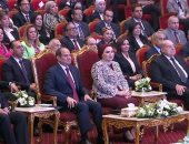 الرئيس السيسى والسيدة قرينته يشاهدان فقرة فنية بحفل المرأة المصرية